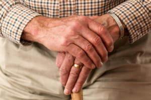 mains d'une personne retraitée